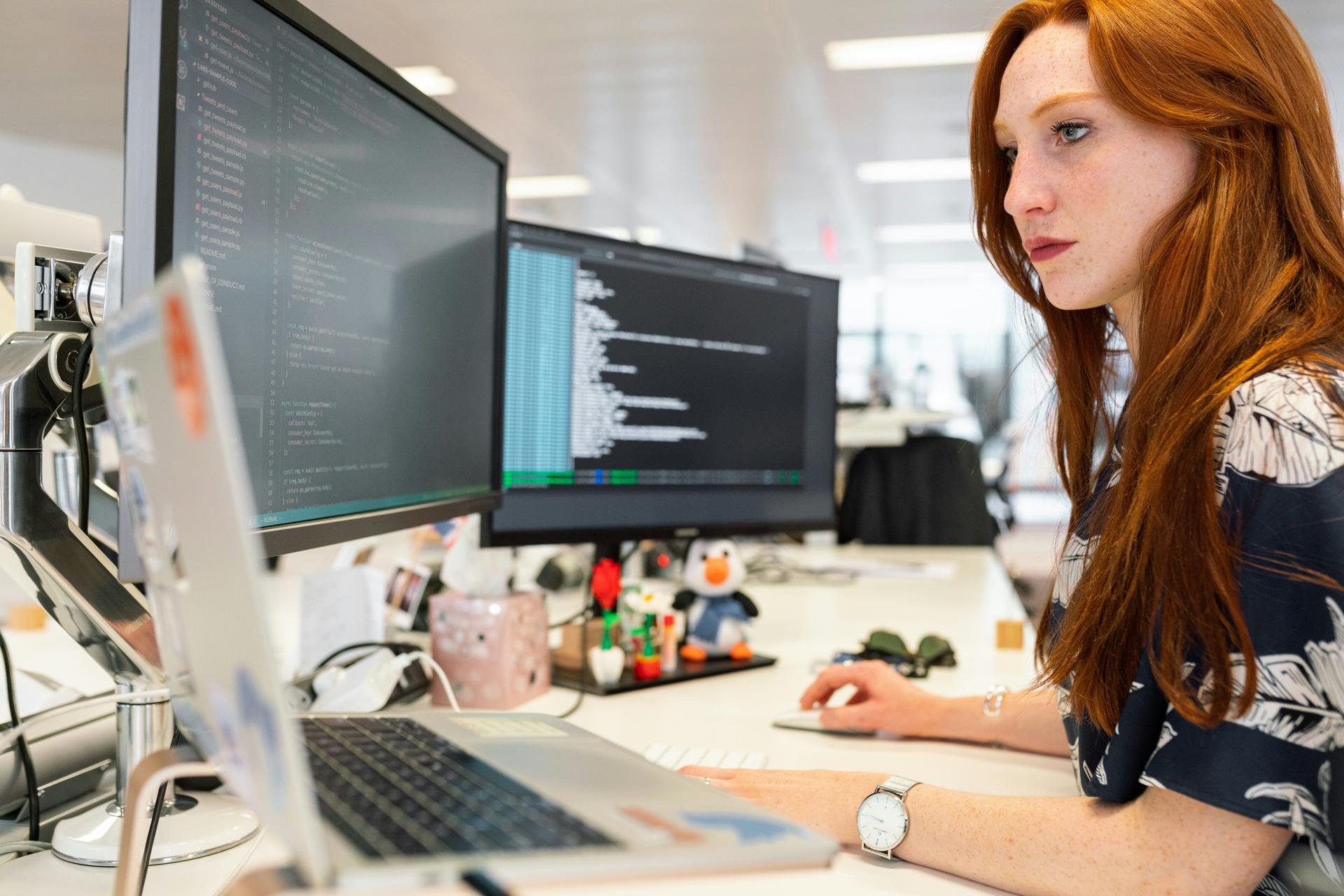 woman working - Model Versioning