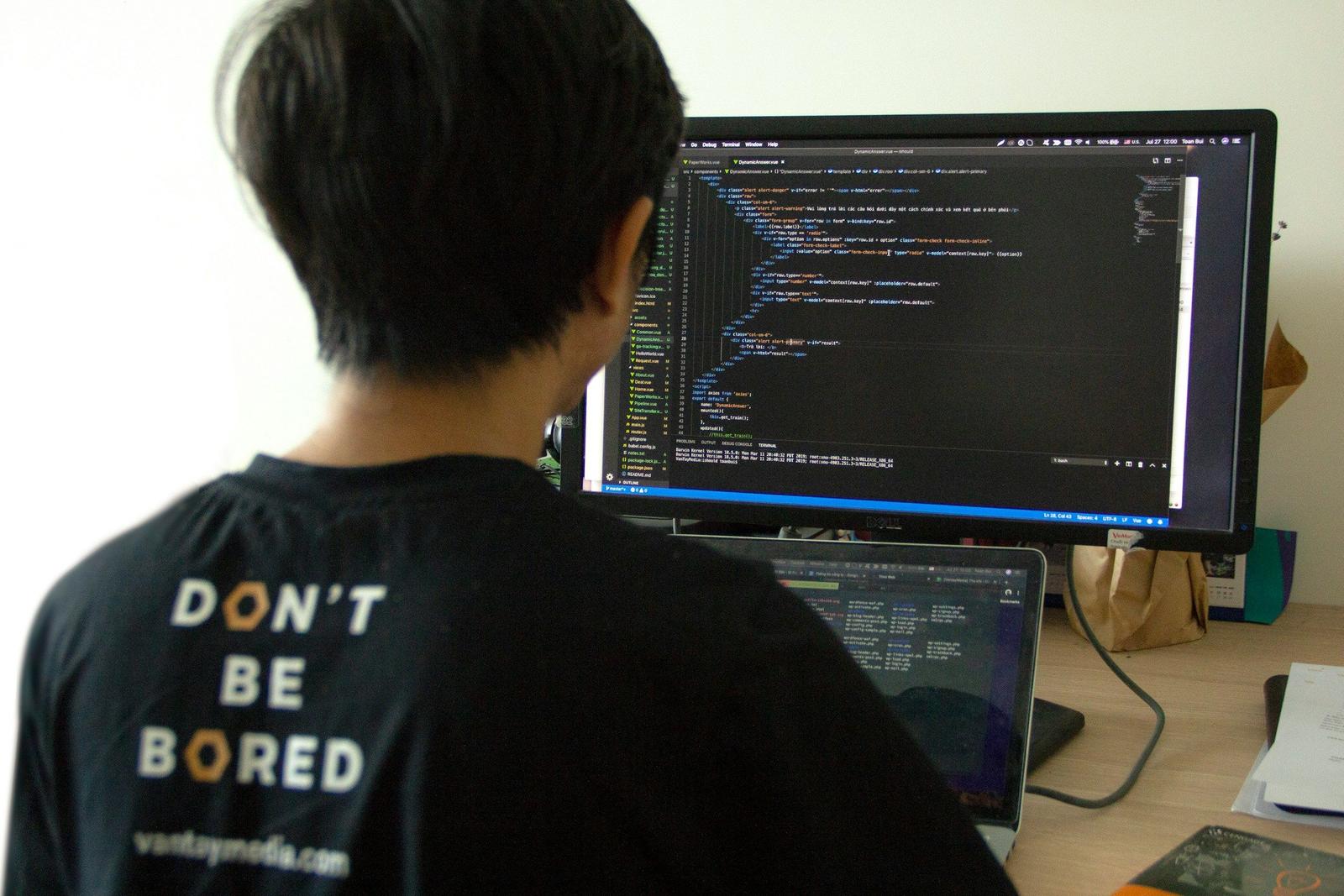 man coding - Pros and Cons of Serverless Architecture